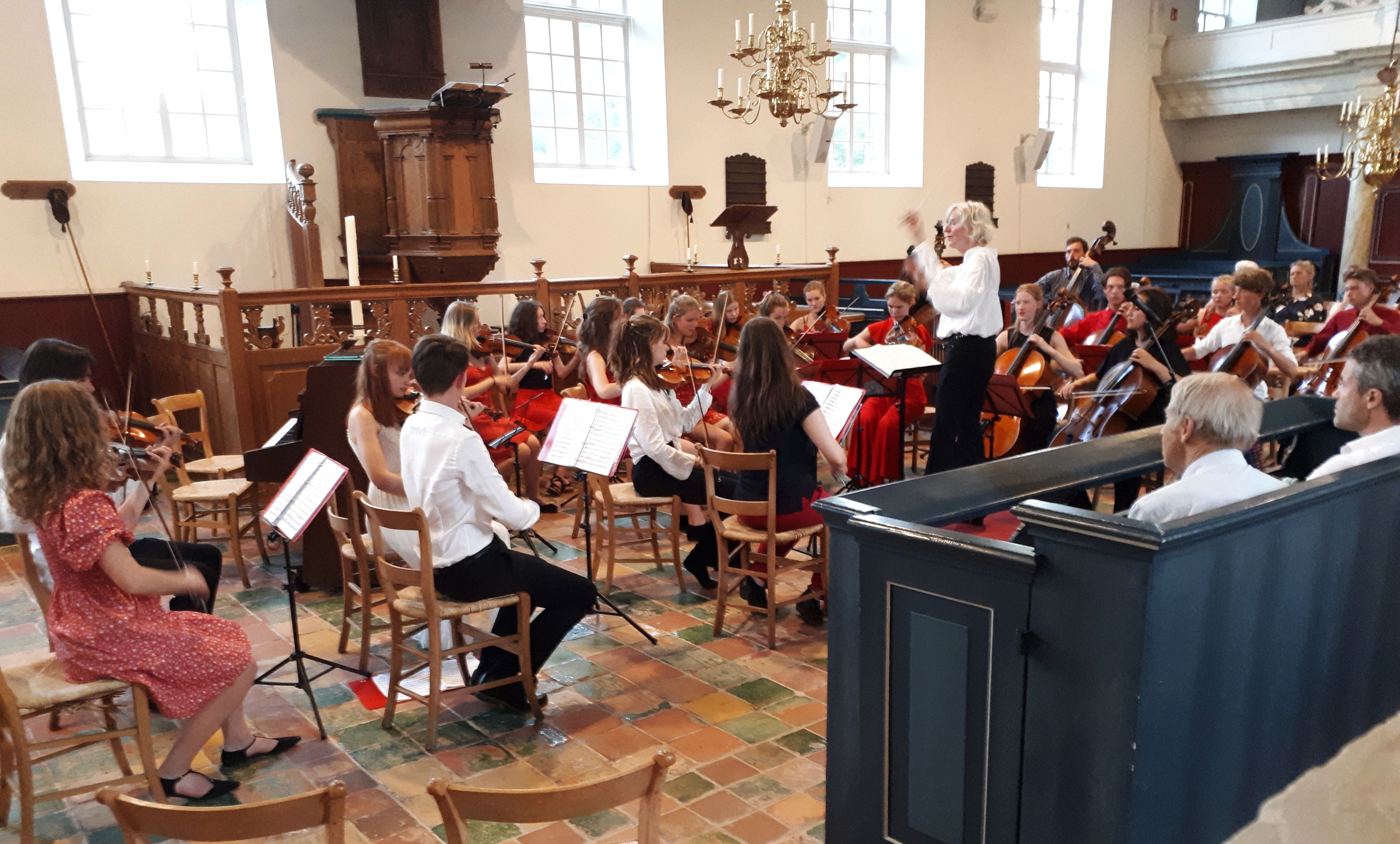 Het Britten Jeugdorkest in de Van Doniakerk Makkum